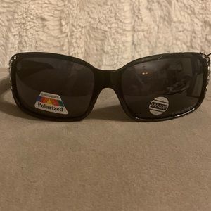 Women’s black polarized sunglasses